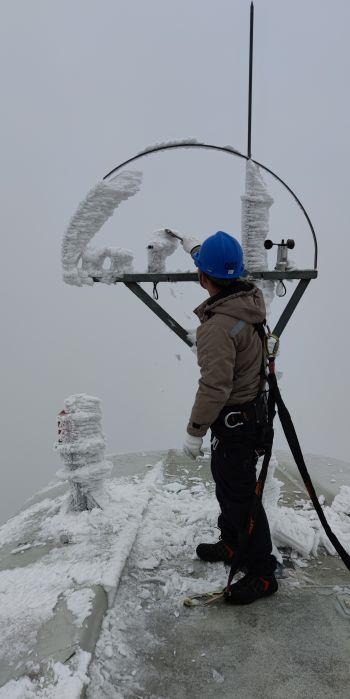 檢修人員在機艙外部清理風向標,確保后續安全啟機(拍攝者:劉宇) 檢修人員在機艙外部清理風向標,確保后續安全啟機(拍攝者:劉宇)