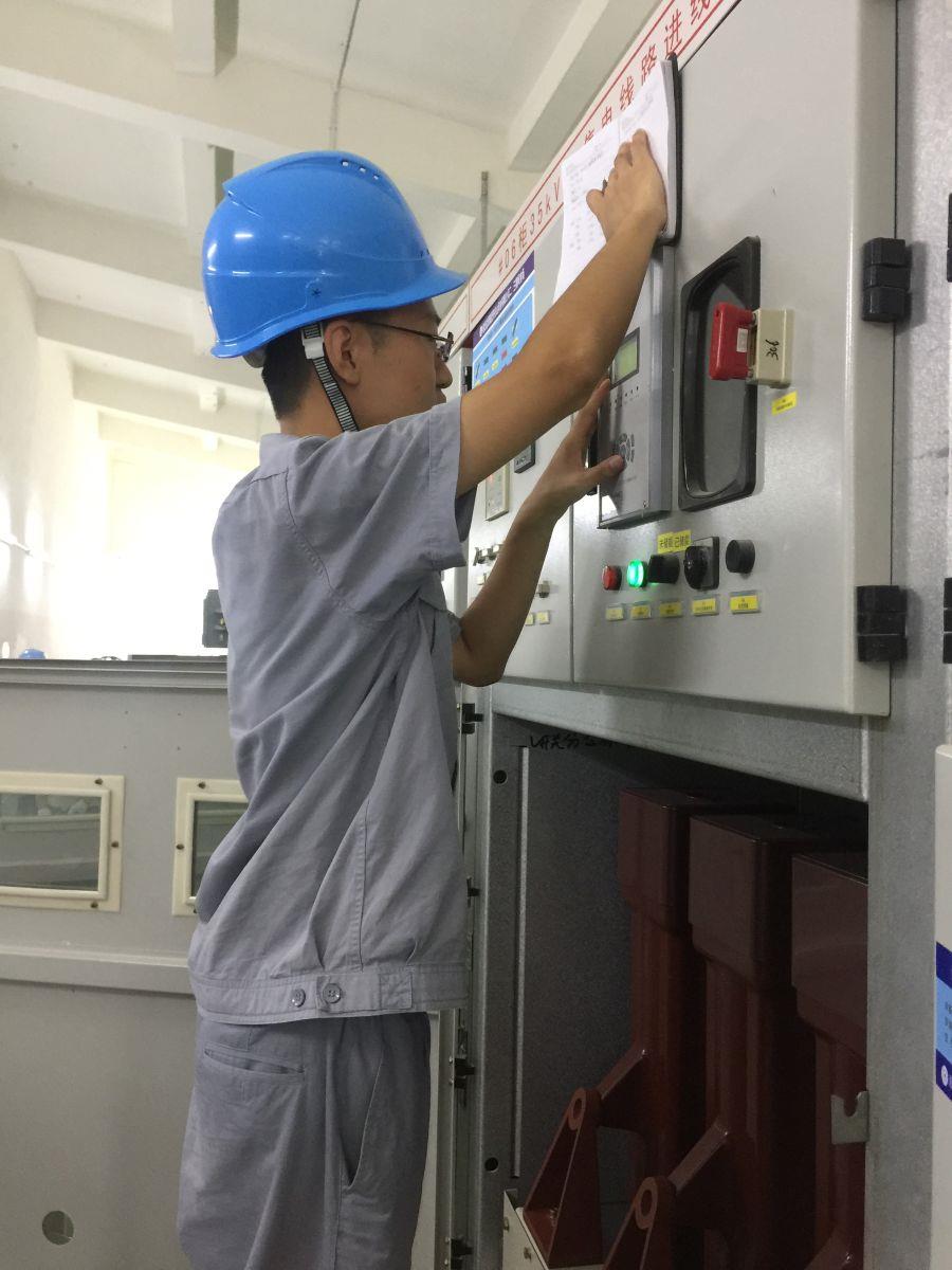 繼電保護裝置校驗（攝影：朱毅）