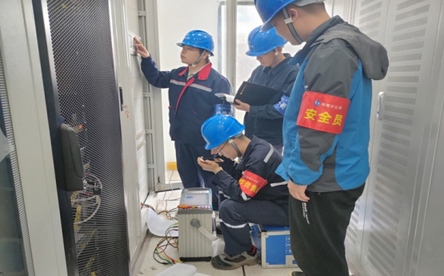 現場旁站監督(攝影:牟琴) 現場旁站監督(攝影:牟琴)