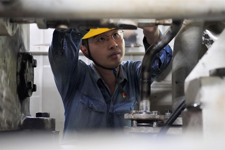 檢查處理油系統故障（攝影：胡瑞麟）